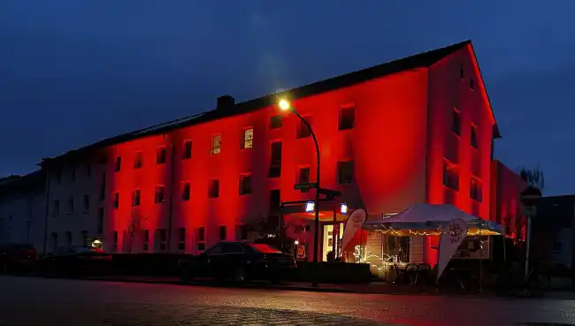 Gebäude des Mehrgenerationenhauses bei Nacht stimmungsvoll beleuchtet.