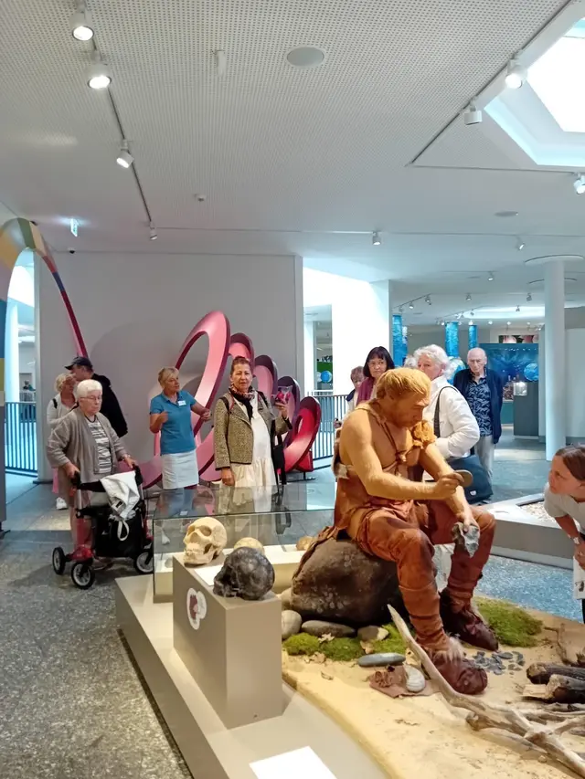 Seniorengruppe bei einem gemeinsamen Ausflug im Museum
