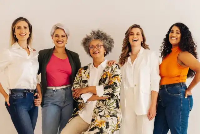 Fünf Frauen stehen nebeneinander